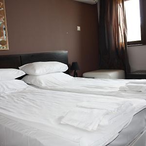 Zimmer mit Kingsize-Bett